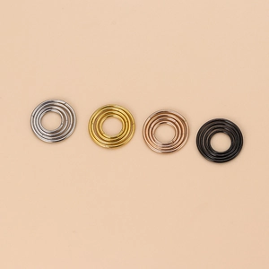 Détail d'anneaux de nez et lèvres en acier inoxydable 20g en finitions or argent et noir