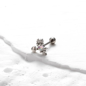 Gros plan détaillé d'une boucle d'oreille crabe en argent avec opale et zircon brillant