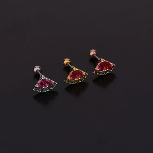Dettaglio macro degli orecchini ad anguria con zirconi in argento, oro e oro rosa