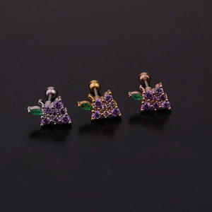 Dettaglio orecchini a forma di uva con zirconi viola e chiusura a vite in acciaio