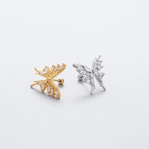 Detail van vlinder oorbellen met sprankelende zirkonia in goud en zilveren afwerking