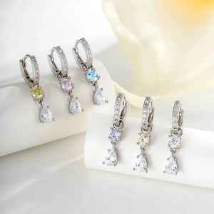 Boucles d'oreilles créoles avec zircons en forme de goutte et couleurs acidulées
