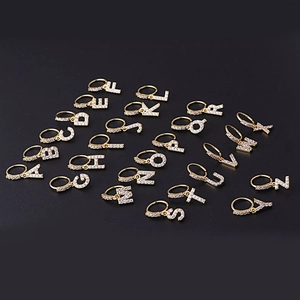 Parure de 26 anneaux de nez dorés 8mm avec pendentifs alphabet en zircons