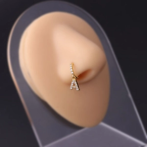 Anneau de nez doré 8mm avec zircons micro-pavés et pendentif lettre A suspendu