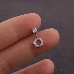 Détail d'un clou d'oreille en argent avec zircone cubique et pendentif en forme d'anneau