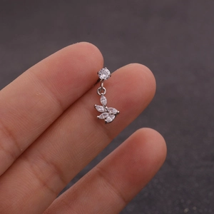 Vue macro d'une boucle d'oreille feuille en acier argenté avec zircons marquise