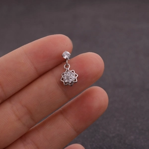 Gros plan d'un clou d'oreille en acier avec pendentif étoile pavé de zircons étincelants