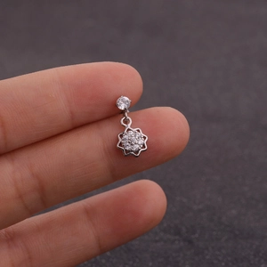 Gros plan d'un piercing de nombril en acier avec pendentif étoile en zircone étincelante