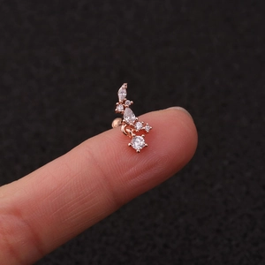 Dettaglio macro dell'orecchino in oro rosa con pietre di zircone e taglio marquise