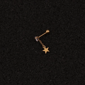 Détail de la boucle d'oreille étoile dorée avec zircon et fermoir à vis à bille