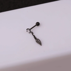Détail d'un clou d'oreille noir en acier inox avec pendentif feuille et zircon clair