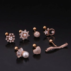 Lot de 7 boucles d'oreilles or rose avec perles et zircons sur fond noir élégant