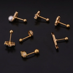 Ensemble de six boucles d'oreilles en acier doré avec détails en zircon et perles