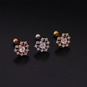 Détail de clous d'oreilles en forme de cœur en zircone, finitions or rose, argent et or