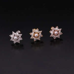 Détail de boucles helix florales avec perle et zircon en finitions or argent et or rose
