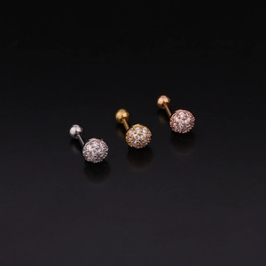 Gros plan de boucles d'oreilles boules en zircon en finitions argent, or et or rose