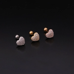 Détail de boucles d'oreilles cœur serties de zircon en argent, or et or rose avec fermoir à vis
