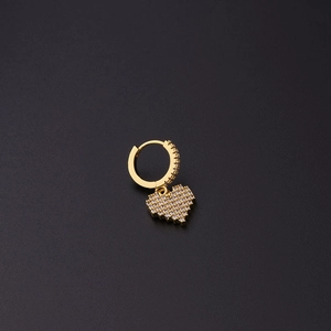 Detalle de pendientes de aro con corazón dorado y micro-pavé de circonitas blancas