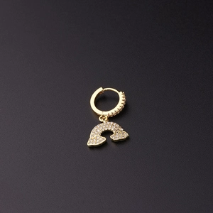 Vista macro de pendiente de aro arcoíris dorado con circonitas micro pavimentadas