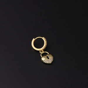Vista macro de arete de candado de corazón dorado con micro-pavé de circonitas