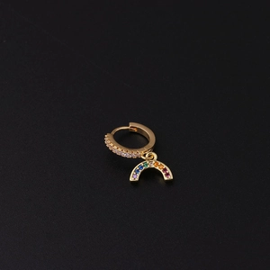 Detalle de pendiente de aro dorado con colgante de arco de circonita arcoíris