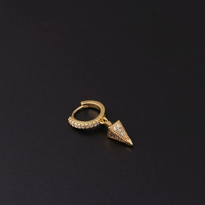 Detalle de un pendiente de aro dorado con circonitas micro-pavé en un colgante piramidal
