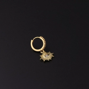 Detalle del pendiente de sol dorado con circonita cúbica de corte marquesa engastada