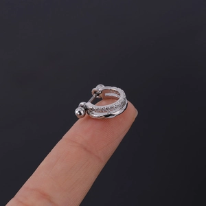 Détail de manchette d'oreille en argent S925 avec zircone et fermoir à bille filetée