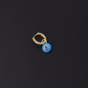 Détail d'une boucle d'oreille dorée en zircon avec pendentif œil bleu et rose élégant