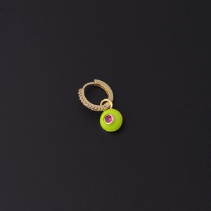Détail de manchette d'oreille dorée avec zircon et pendentif émail vert fluo et rose