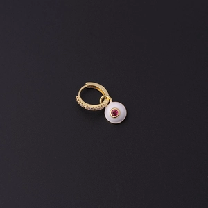 Créoles dorées avec zircons sertis et pendentif œil en émail blanc brillant