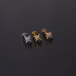 Dettaglio di piercing labret a stella 16G con zircone in argento, oro e oro rosa lucido