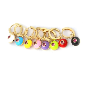 Ensemble de créoles en émail coloré avec pendentifs œil et zircons cubiques dorés