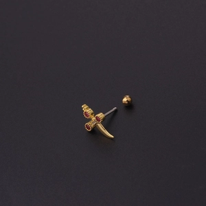 Clou d'oreille épée gothique doré avec pierres de zircon rouge sur fond noir mat
