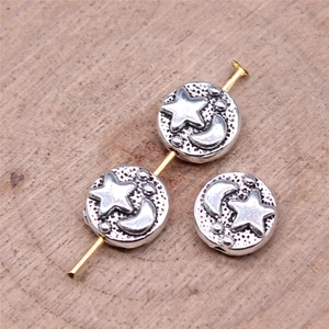 Trois perles argentées vintage avec motifs lune et étoiles pour création de bijoux