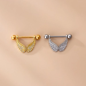 Dettaglio di piercing al capezzolo ad ali d'angelo con micro-pavé di zirconi cubici