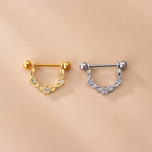 Dettaglio di gioielli per capezzolo in acciaio con ali di cuore in zircone e design a U