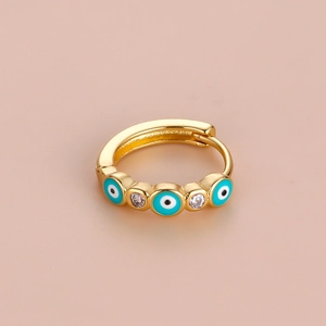 Makroaufnahme von goldener Creolen-Ohrring mit blauem Evil Eye Emaille und Zirkonia