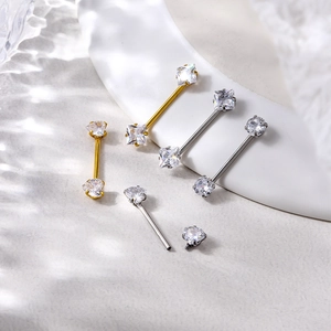 Detail von 16G Brustwarzenringen aus Edelstahl mit quadratischen und runden CZ-Steinen