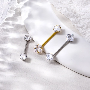 Makroaufnahme von 16G Edelstahl-Brustpiercings mit quadratischen und runden Zirkonia