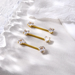 Goldene Nippelpiercings aus Edelstahl mit Herz-, runden und quadratischen Zirkonias