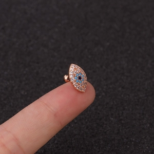 Detalle de un pendiente de ojo turco en oro rosa con pavé de circonitas y centro azul