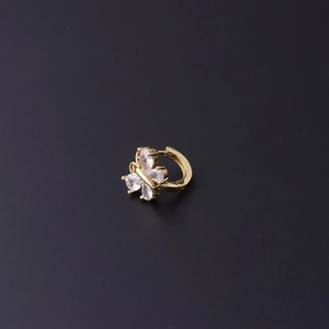 Dettaglio degli orecchini a cerchio farfalla dorati con zirconi con taglio marquise