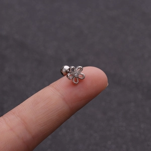 Macro di piercing a fiore in argento con zircone e chiusura a sfera filettata