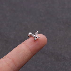 Dettaglio macro di un orecchino a farfalla in argento con zirconi a taglio marquise
