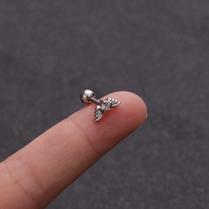 Vista macro di questo piercing a farfalla in argento con zircone e chiusura a sfera