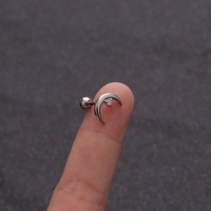 Dettaglio dell'orecchino a mezzaluna in argento con zircone e chiusura a vite a sfera
