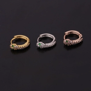 Makroaufnahme von schlangenförmigen Ohrringen in Gold Silber Roségold mit Zirkonia-Besatz