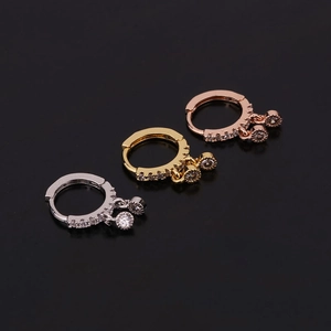 Detailansicht der Huggie-Ohrringe in Silber, Gold und Roségold mit Zirkonia-Anhängern