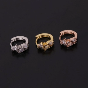 Detaillierte Ansicht von drei Schlangen-Ohrringen in Silber, Gold und Roségold-Finish
